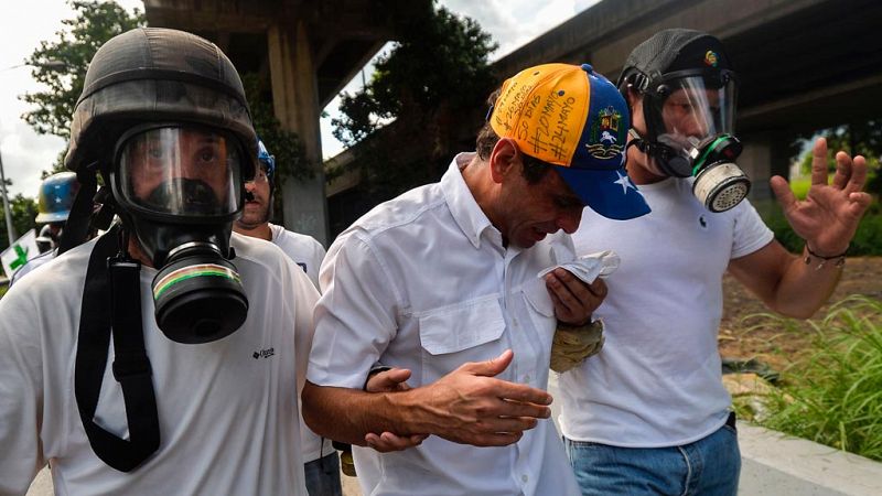 Capriles afirma que sufrió una "emboscada" violenta de militares al término de una protesta