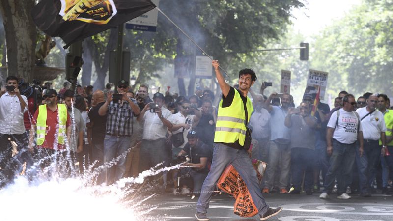Miles de taxistas protestan en Madrid en una jornada de huelga en todo el país contra Uber y Cabify