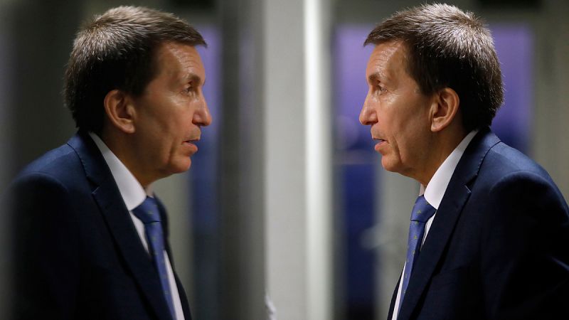 Filtraciones, reprobación y Panamá, hitos de la caída de Moix 'el Breve'