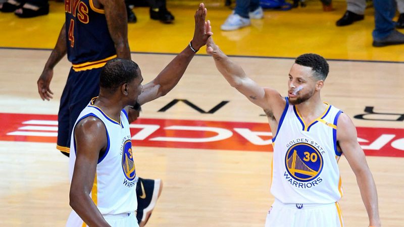 Durant y Curry pueden con James e Irving