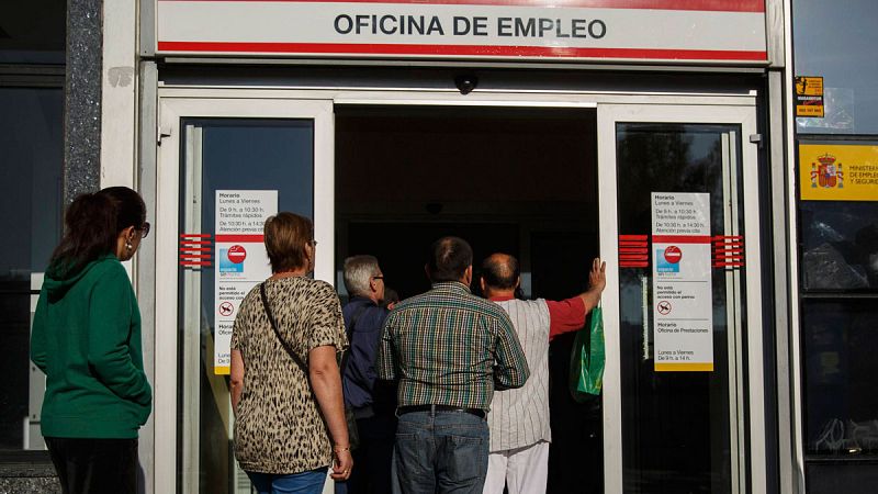 El número de parados registrados bajó en 111.908 personas y el total se situó en 3.461.128