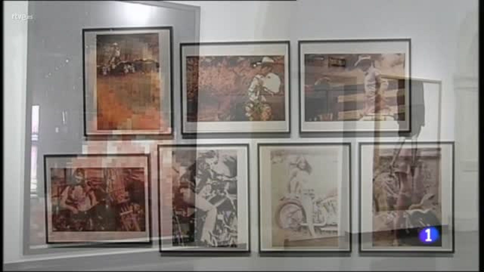 "Los caminantes en el puerto", una muestra de esculturas en el Palmeral de las Sorpresas de Málaga. | Ver