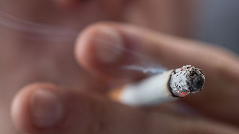 Los neumólogos alertan del riesgo medioambiental y para la salud de las colillas de cigarrillos