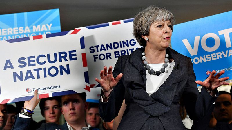 May apremia a la Policía para que revise el control de potenciales extremistas tras las críticas