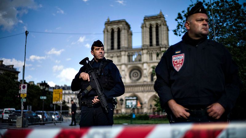 Una patrulla de policía repele el ataque de un hombre con un martillo junto a la catedral de Notre Dame, en París