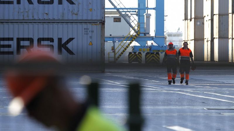 El segundo día de huelga de estibadores repite un seguimiento casi total con mayor actividad portuaria