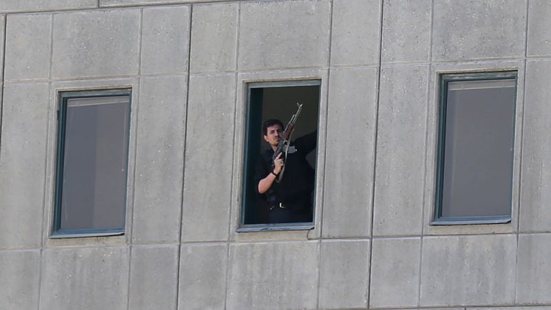 Un doble ataque del Estado Islámico al Parlamento y al mausoleo de Jomeini deja doce muertos en Teherán