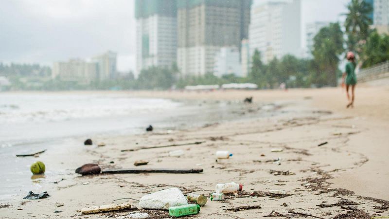 Cada día se vierte a los océanos el equivalente a 1.500 camiones cargados de plástico