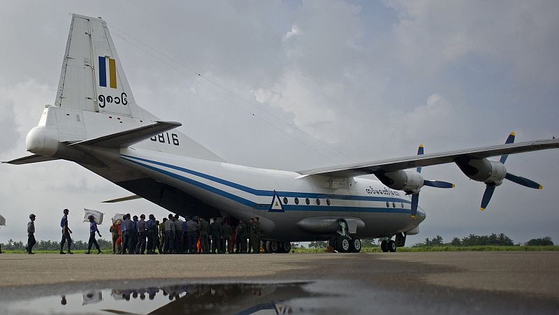 Un avión militar con 104 personas se estrella en el este de Birmania