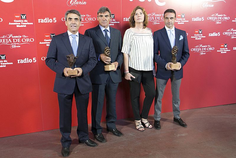 Enrique Ponce, Víctor Barrio y Victorino Martín, premios Oreja de Oro, Oreja de Oro Especial y Hierro de Oro de RNE