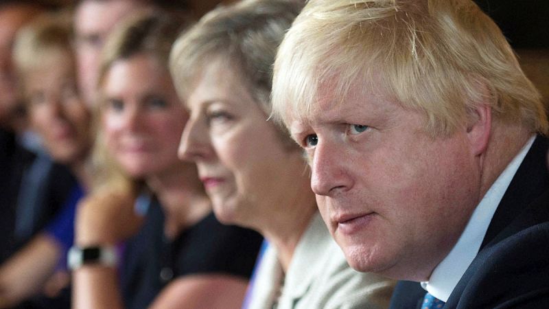 Boris Johnson muestra su apoyo a May y niega que pretenda sustituirla