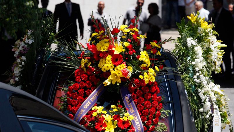 Familiares, amigos y vecinos homenajean el heroísmo de Echeverría durante su entierro en Las Rozas