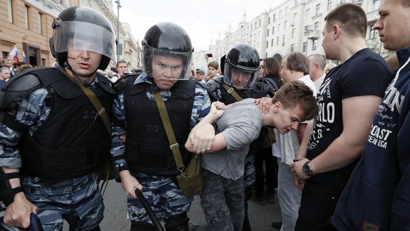 La policía detiene al opositor Navalni y a más de 1.500 manifestantes en las protestas contra el Kremlin