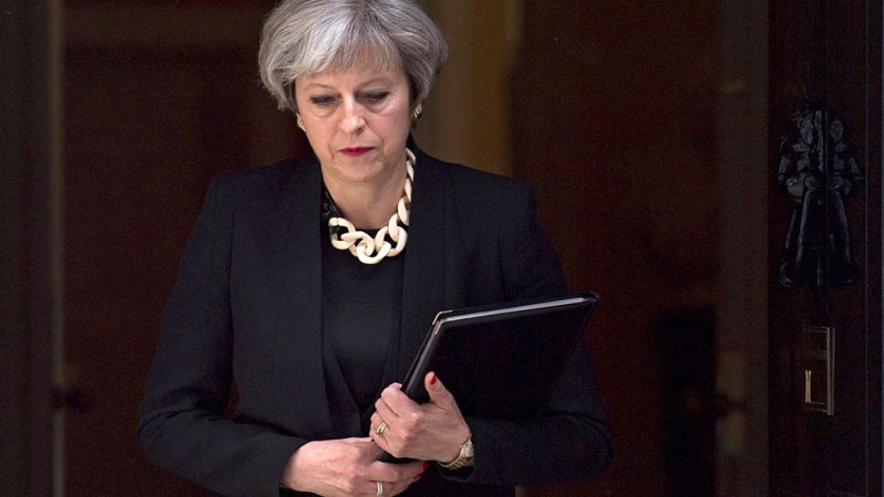 Theresa May dice que seguir al frente del Gobierno mientras sus diputados "la quieran"
