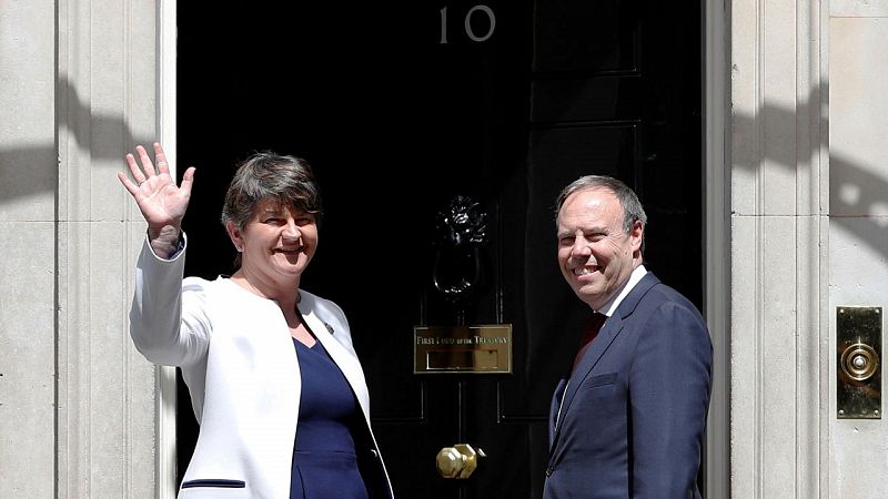Theresa May y los unionistas avanzan en las negociaciones y esperan cerrar "pronto" un acuerdo de gobierno