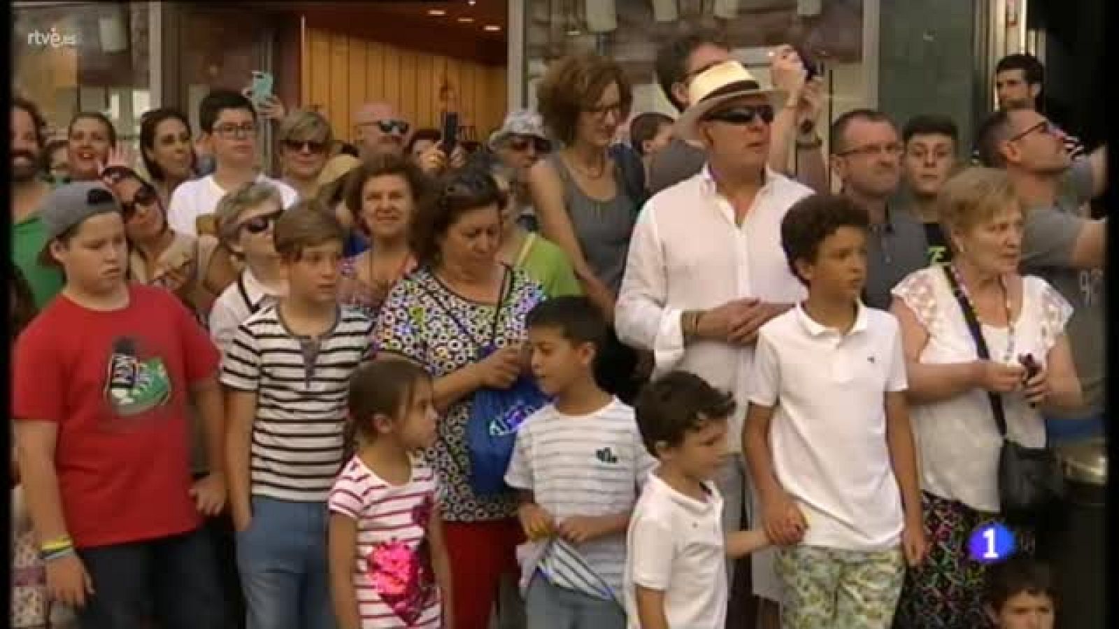 La Tarasca luce lorquiana y de rojo y se abanica de las críticas y el calor | Ver