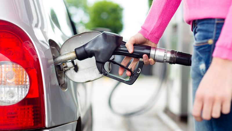 El precio del gasóleo y la gasolina caen y se sitúan en mínimos anuales