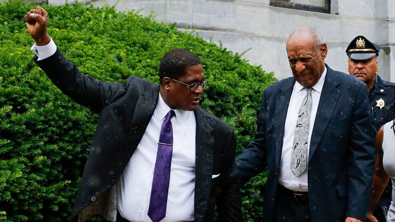 Bill Cosby sale en libertad al declararse nulo el juicio por abusos sexuales