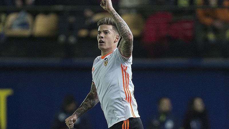 El delantero del Valencia Santi Mina, arrestado por una presunta agresión sexual