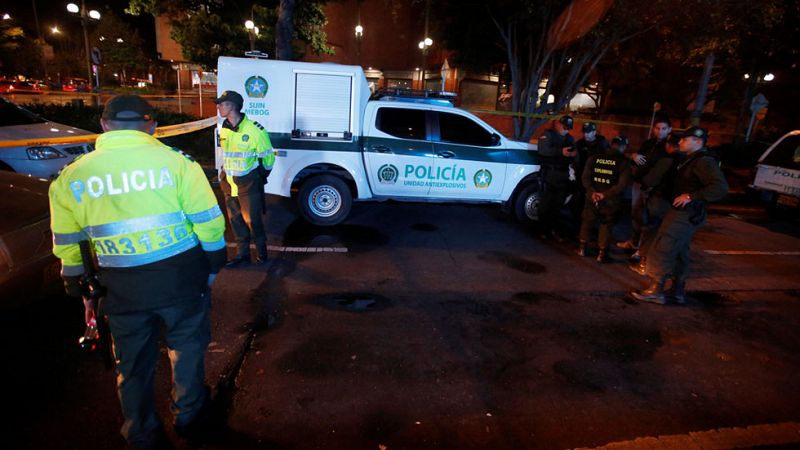 Tres muertos y nueve heridos en un atentado en un centro comercial de Bogotá
