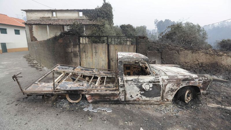 La muerte de un bombero eleva a 64 la cifra de víctimas mientras el incendio sigue fuera de control