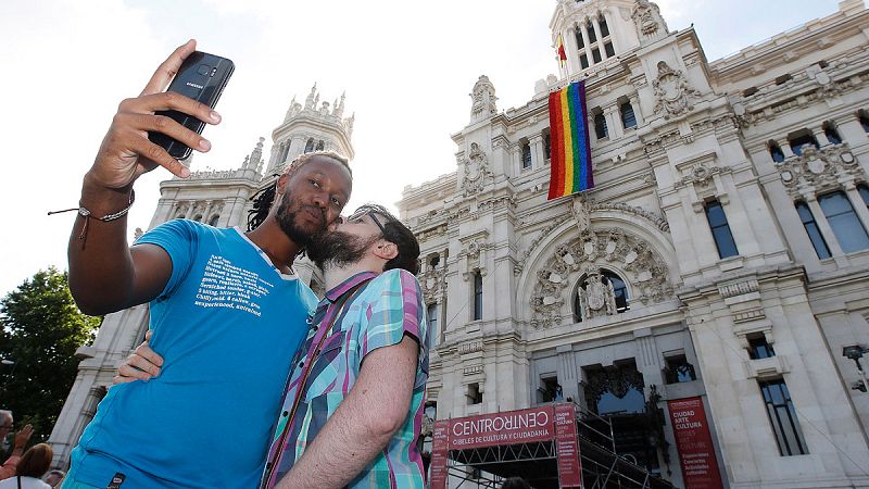 Madrid rinde homenaje al creador de la bandera del orgullo LGTB: ¿Conoces su historia?