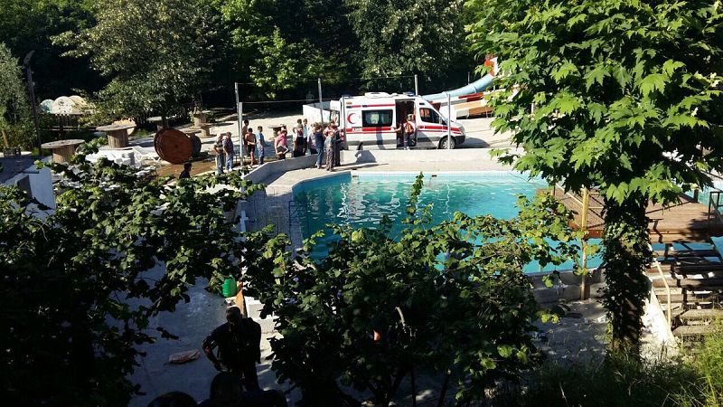 Mueren electrocutados tres menores y dos adultos en un parque acuático en Turquía