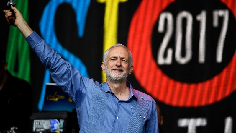 El laborista Jeremy Corbyn, recibido como una estrella del rock en festival de Glastonbury