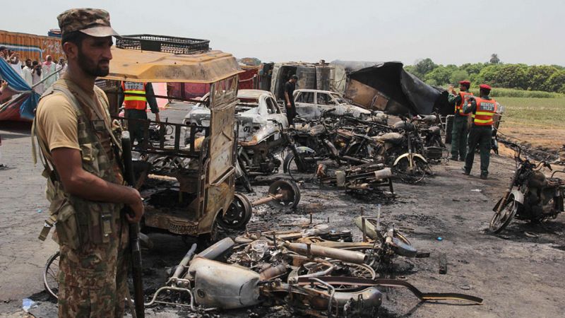 Mueren 139 personas en Pakistán en el incendio de un camión cisterna