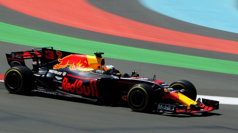 Ricciardo se impone en una convulsa carrera en Bakú, con Sainz y Alonso en los puntos