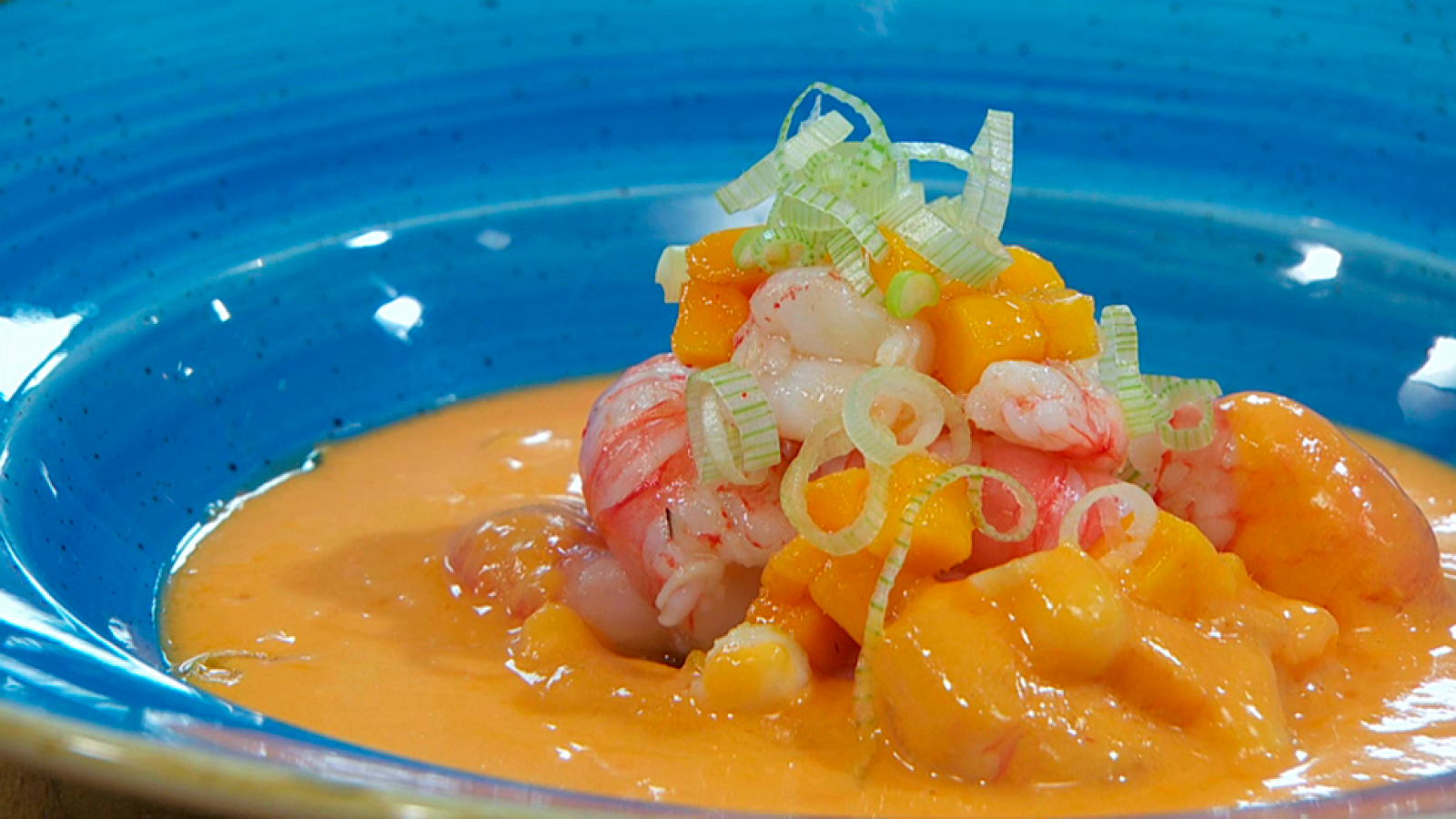 Torres en la cocina - Salmorejo de mango, coco y gambas