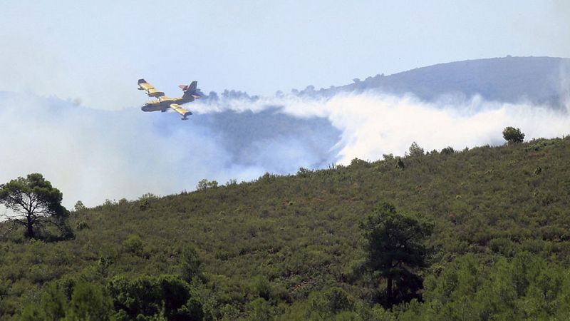 Más de 300 efectivos trabajan en un incendio en la Sierra Calderona, entre Castellón y Valencia