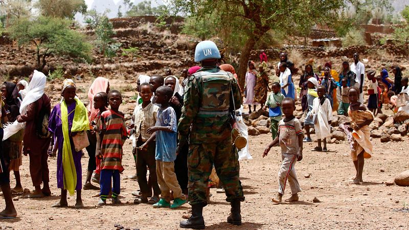 La ONU renueva el mandato de su misión en Darfur y reduce su tamaño