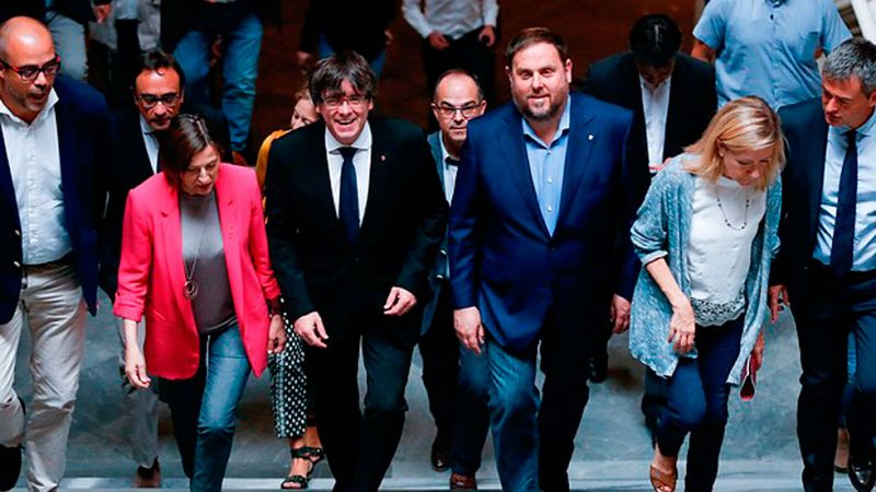 Puigdemont alienta a los alcaldes independentistas: "Les molestáis y les dais miedo"
