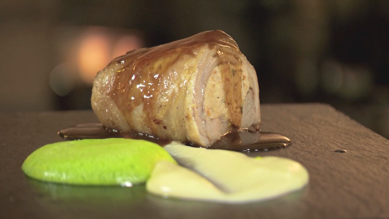 Receta de Lomo de lechal tensino relleno de lechecillas, crema inglesa de patatas y aire de cebollino