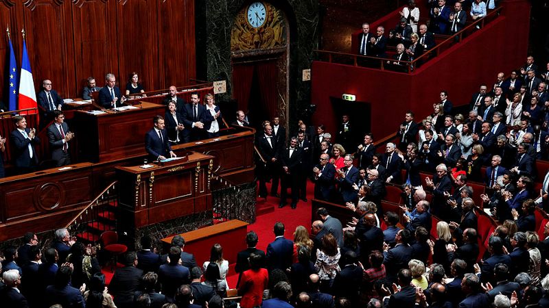 Macron propone reducir diputados y senadores en el marco de un cambio "radical" de las instituciones de Francia