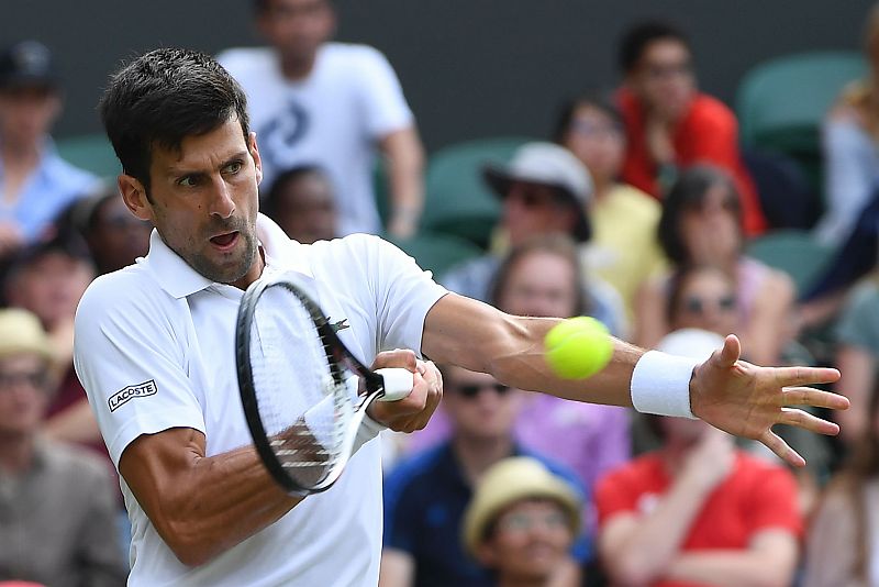Djokovic y Federer pasan con sendas retiradas de sus rivales