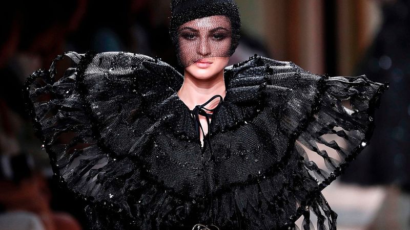 Giorgio Armani firma una sofisticada sinfonía en negros