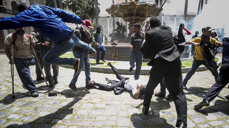 Un grupo de chavistas irrumpe en el Parlamento de Venezuela y agrede a los diputados de la oposición