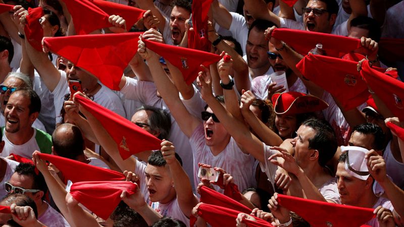 Miles de personas reciben los Sanfermines con el chupinazo