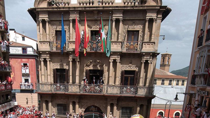 El Ayuntamiento de Pamplona exhibe la ikurriña durante el chupinazo y defiende su legalidad