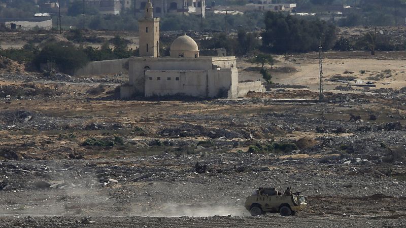 Al menos 26 soldados egipcios mueren en un ataque terrorista contra una base en el norte del Sinaí