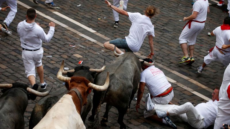 Segundo encierro de San Fermín limpio con un toro de José Escolar vuelto