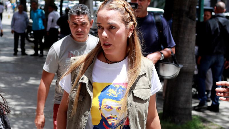 La mujer de Leopoldo López consigue visitarle en la cárcel dos semanas después de sus denuncias de tortura