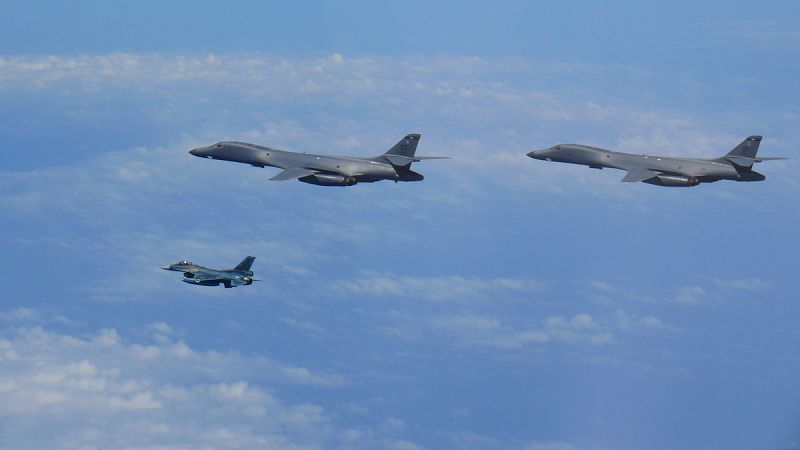 Estados Unidos envía dos bombarderos a maniobrar sobre Corea del Norte tras su último misil
