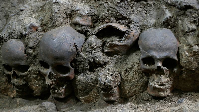 Arqueólogos mexicanos encuentran vestigios de una torre edificada con 461 cráneos en Ciudad de México