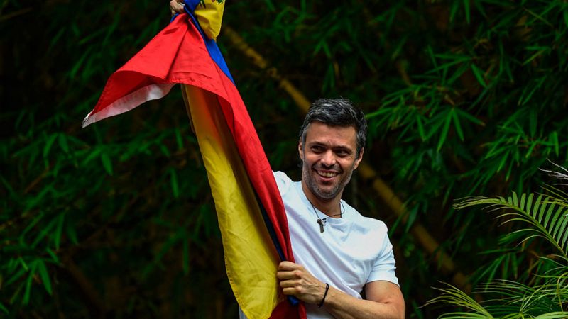 Leopoldo López sale de la cárcel en arresto domiciliario y pide "luchar hasta conquistar la libertad"