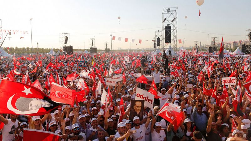 Un multitudinario mitin en Estambul pide el restablecimiento de las libertades anteriores al fallido golpe