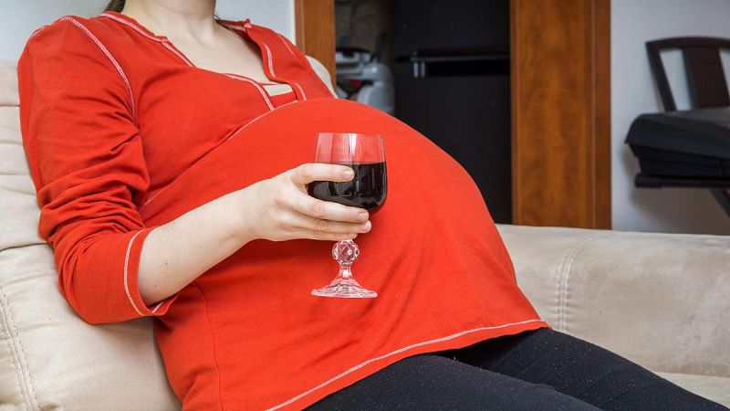 Beber esporádicamente alcohol durante el embarazo también daña a las neuronas del bebé