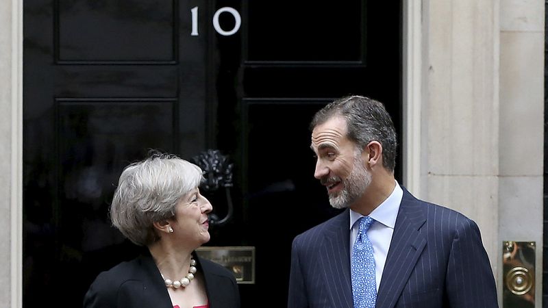 Theresa May traslada a Felipe VI su intención de forjar nuevas relaciones tras el 'Brexit'